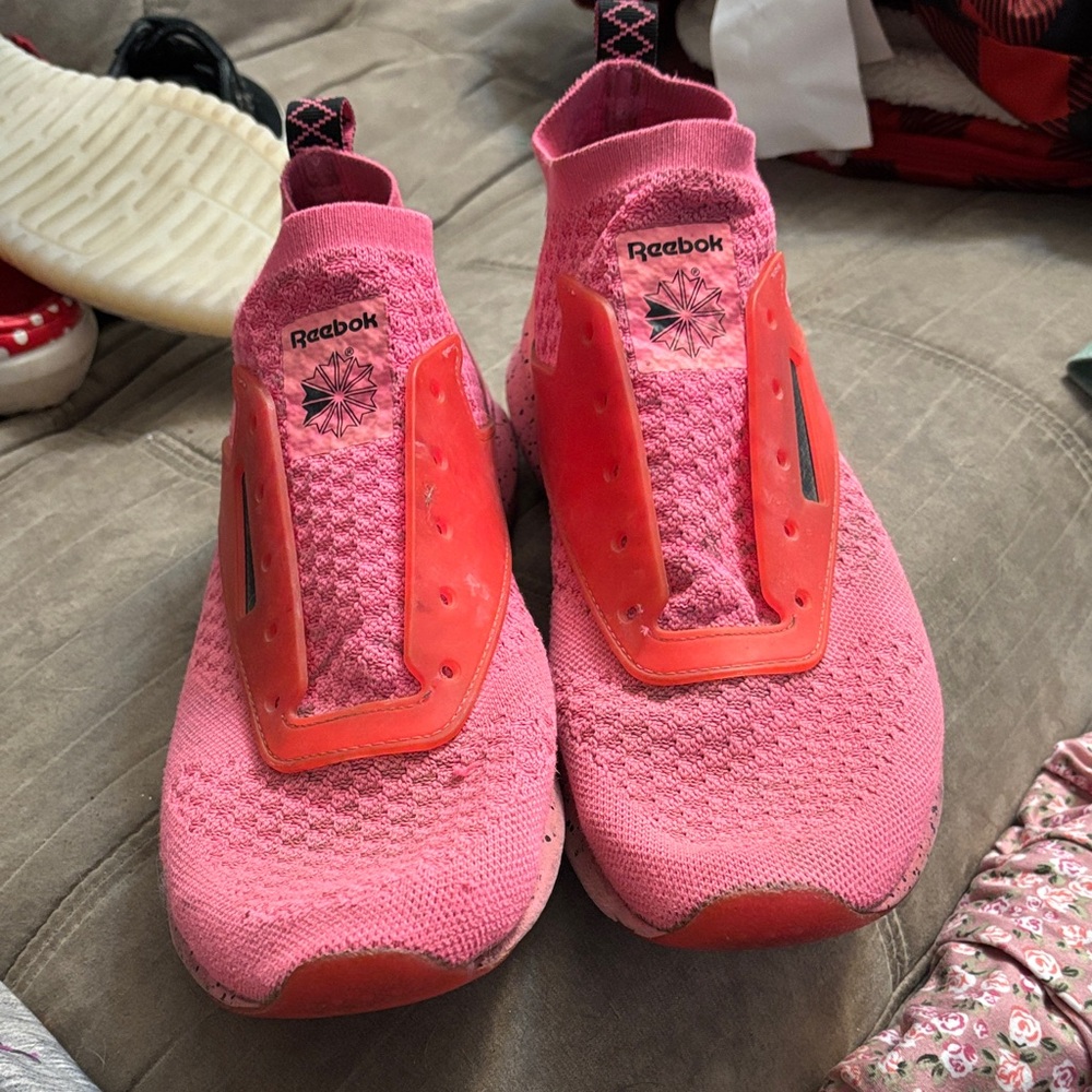 🔥 $3 Add-On. Reebok Womens Sneakers in Pink *need laces* Size 10